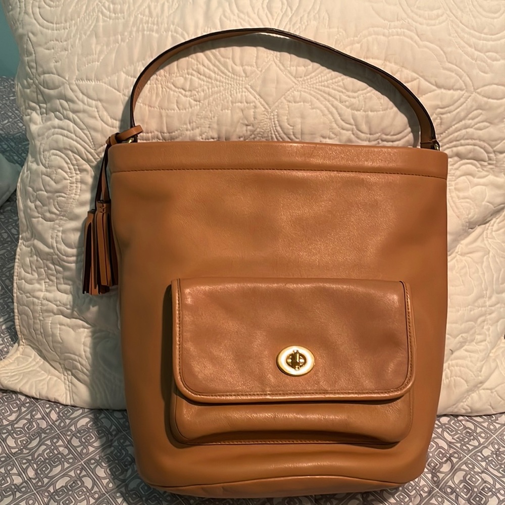 🎆 Coach Hobo Turnlock Pocket Closure